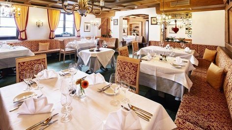 Elegante Gastronomie im Tannbergerhof Der Speisesaal mit gedeckten Tischen, Kronleuchtern und traditioneller Einrichtung im Tannbergerhof in Lech © Foto Lehmann