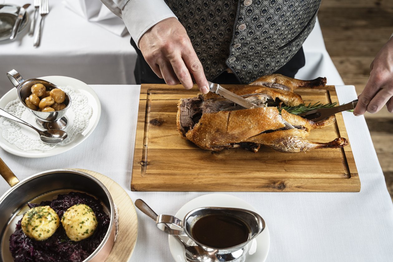 Saisonaler Genuss im Restaurant in Lech Beim traditionellen Ganslessen im Restaurant in Lech am Arlberg wird eine Gans appetitlich angerichtet.