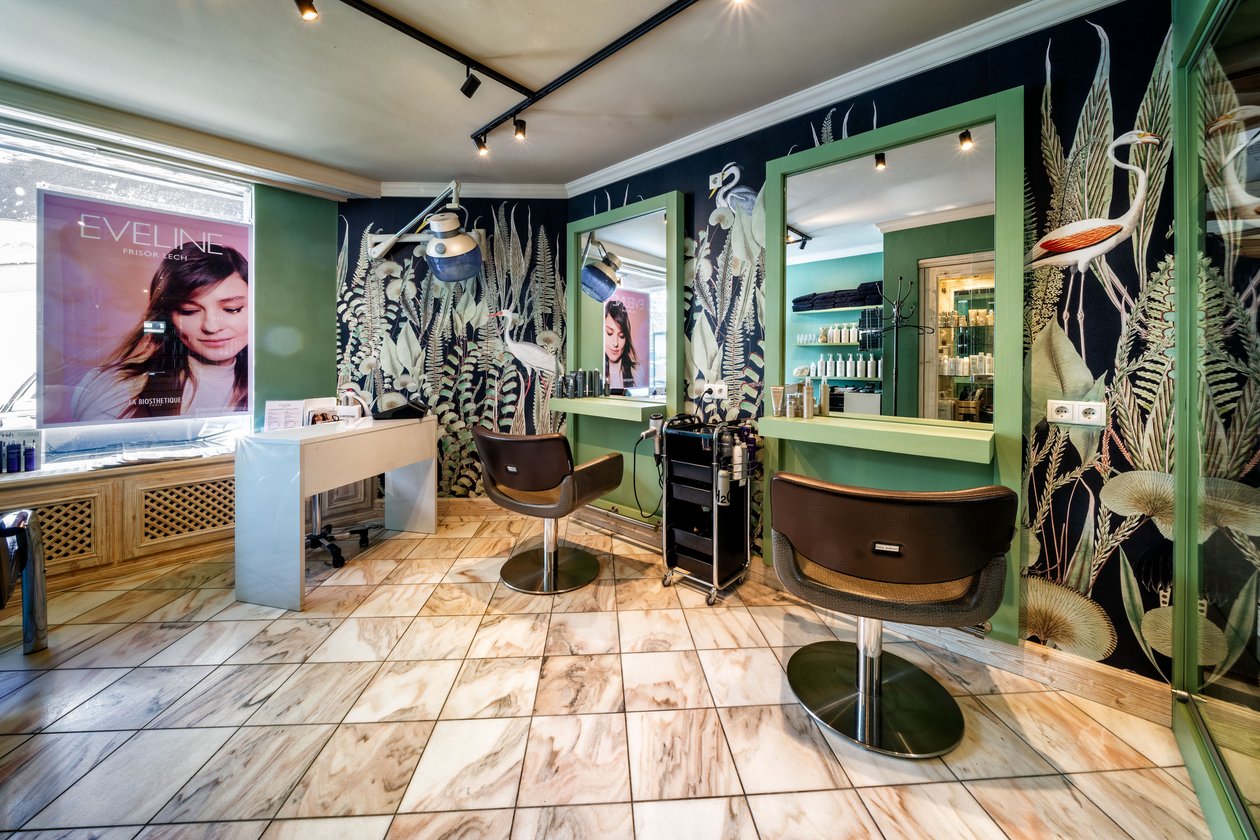 Frisörsalon im Hotel "Die Krone von Lech" Modernes, stilvolles Ambiente mit professionellen Haardienstleistungen im Frisörsalon Eveline im Hotel "Die Krone von Lech" am Arlberg