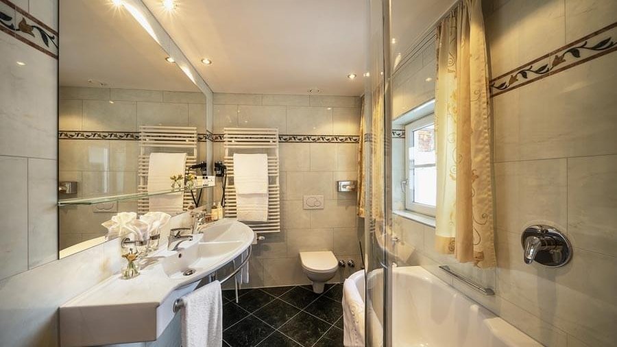 Luxuriöses Badezimmerdesign Modernes Badezimmer mit Badewanne, Waschbecken und Toilette sowie eleganter Beleuchtung