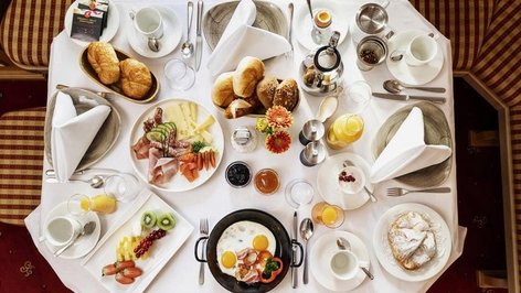 Frühstückserlebnis im Tannbergerhof Frühstückstisch im Tannbergerhof mit Eierspeise, Aufschnitt, Käse, Gebäck, Obst und Kaffee © Foto Lehmann