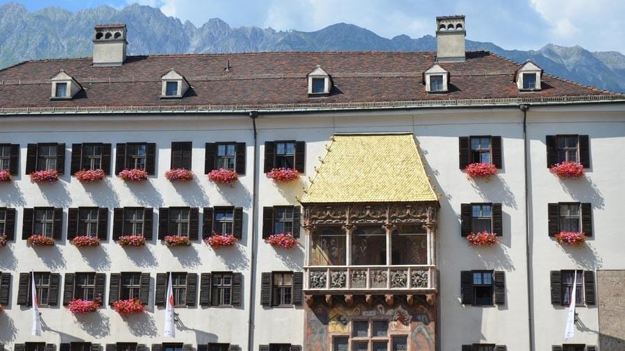 Historisches Wahrzeichen in Innsbruck Ornate historic building with decorative flower boxes in Innsbruck, Austria, showcasing architecture.