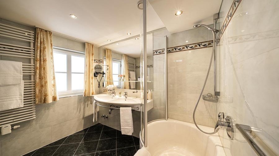 Elegantes Badezimmer im modernen Design Modernes Badezimmer mit Dusche, Badewanne und Waschbecken in stilvollem Interieur