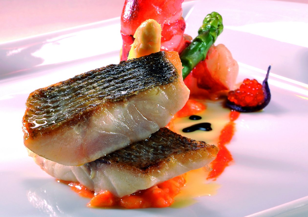 Kulinarischer Genuss im Hotel Tannbergerhof Haubenküche in Lech am Arlberg – Exquisite Fischkreation mit frischen Zutaten, perfekt zubereitet und stilvoll angerichtet.