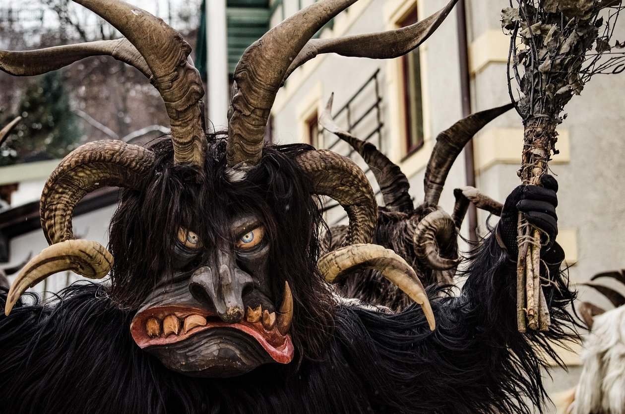 Traditionelles Krampusfest in Vorarlberg Krampus mit schwarzem Fell und Rute in Vorarlberg c-pixabay-strichpunkt