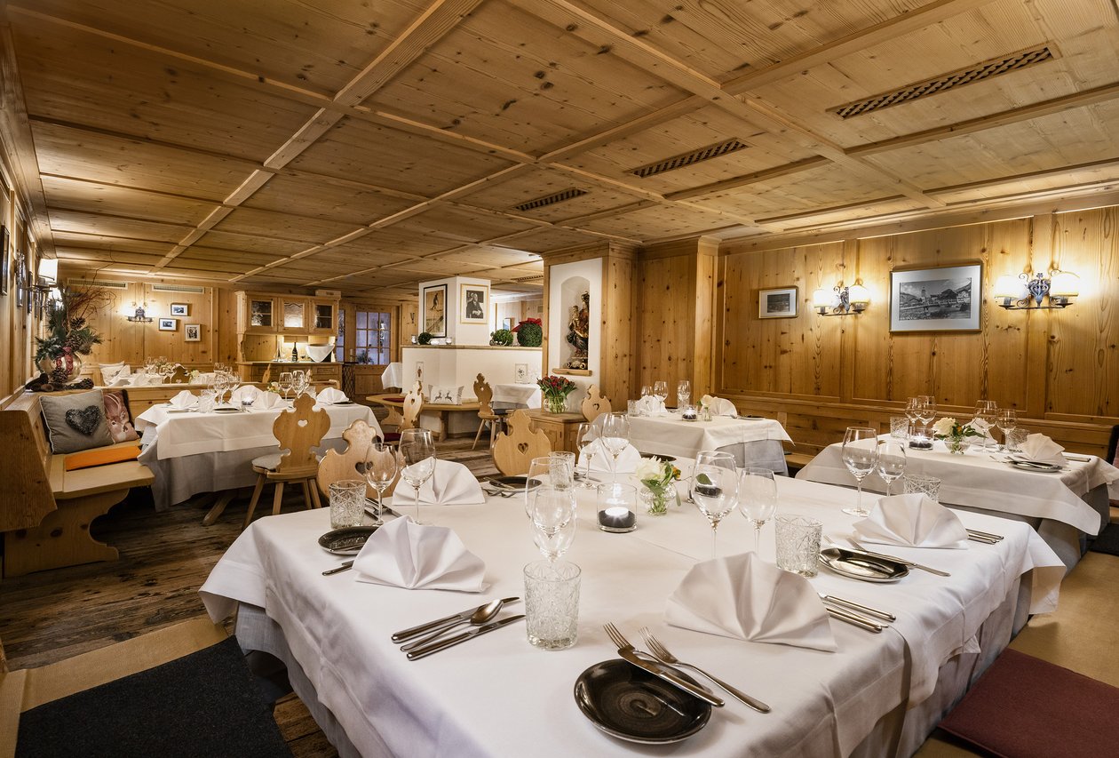 Kuschelige Atmosphäre im Restaurant Festlich gedeckter Speisesaal in der Eventlocation Martinstüberl im Zentrum von Lech © Foto Lehmann