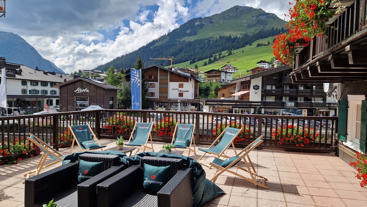 Sonnenterrasse im Hotel Tannbergerhof Von der Sonnenterrasse mit verschiedenen Sitzgelegenheiten hat man einen beeindruckenden Blick auf die Umgebung von Lech