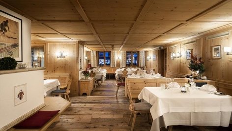 Hervorragende Küche und nostalgischen Flair im Zentrum von Lech. Rustikal eingerichtetes Stuben. Das Restaurant besteht fast ausschließlich aus Holz.