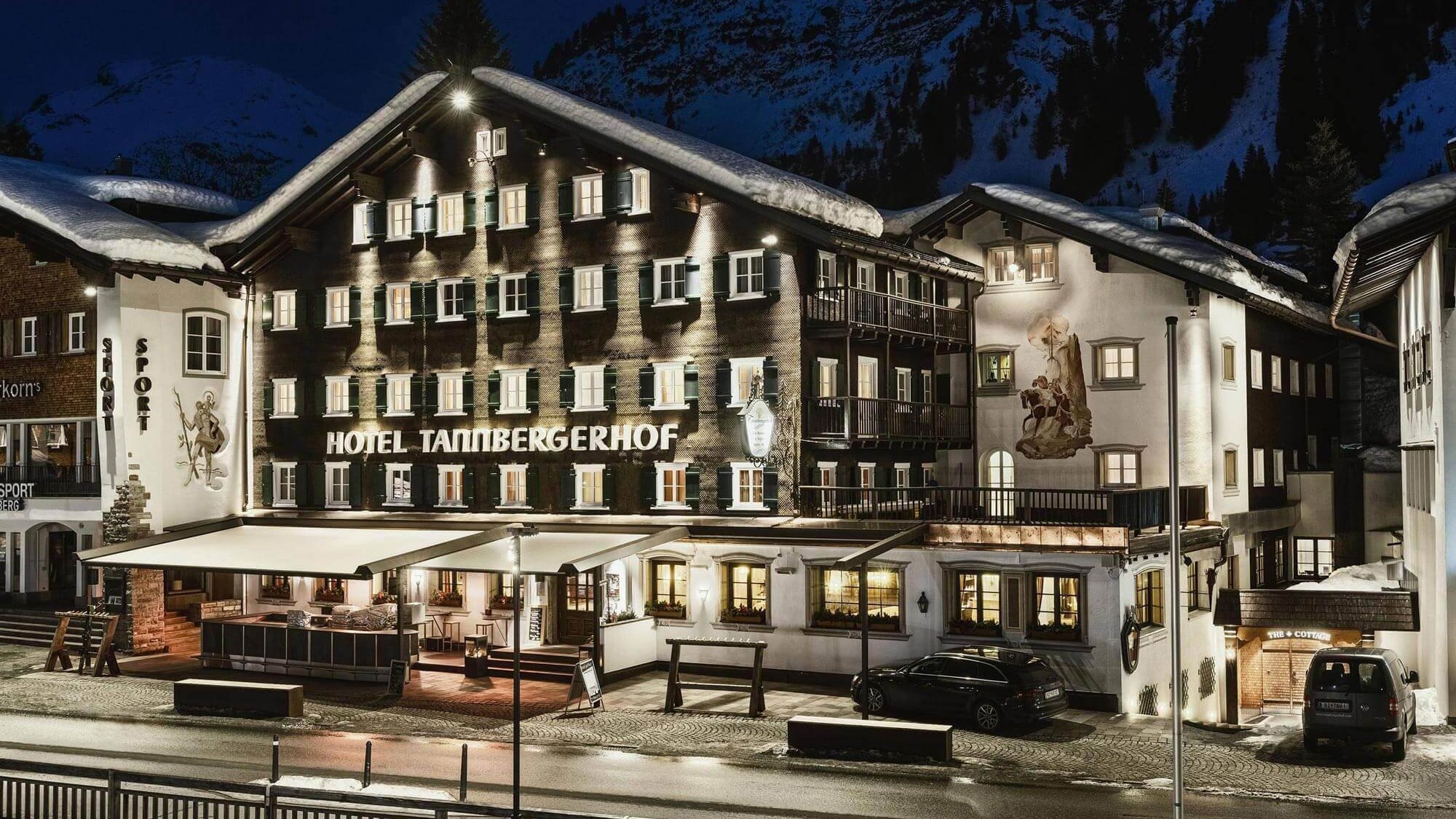 Nachtansicht des Hotels Tannbergerhof Hotel Tannbergerhof bei Nacht vor einem Gebirgszug beleuchtet und in der Dunkelheit.