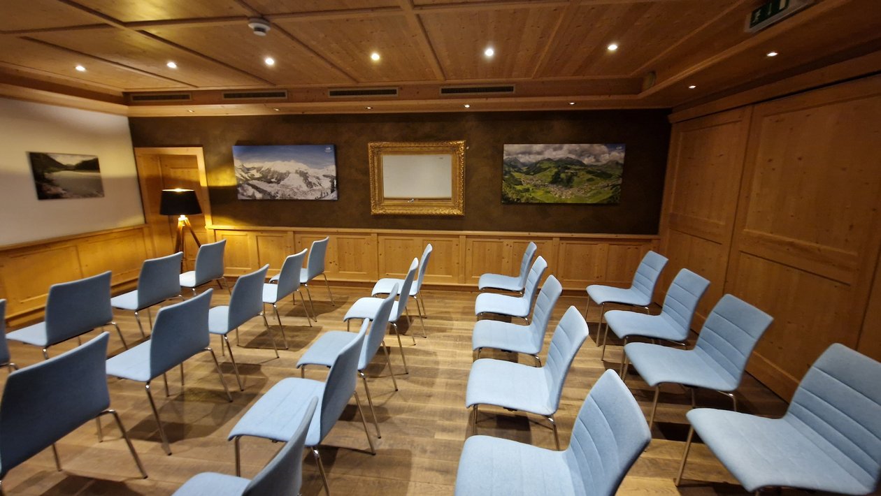 Seminare, Tagungen und Ausstellungen in Lech Der mit Holz ausgekleidete Seminarraum am Arlberg verspricht Gemütlichkeit und Produktivität während Ihrer Tagung in Vorarlberg