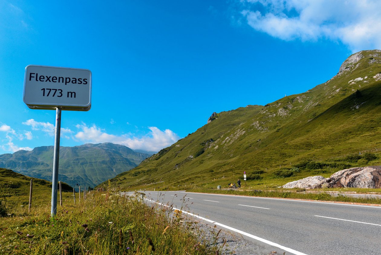 Lechtalstraße (L 198 / B 198) vor Lech (Vorarlberg)©AdobeStock_Ilhan Balta Mit dem Motorrad durch die Berge auf der Lechtalstraße über den Flexenpass