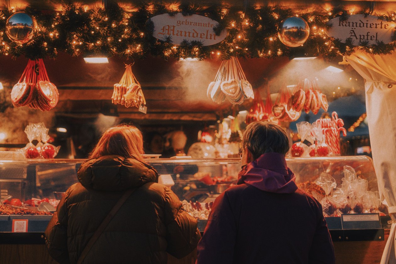 Festlicher Weihnachtsmarktzauber Weihnachtsmarkt in Vorarlberg mit Lebkuchenherzen © yuri-krupenin-unsplash