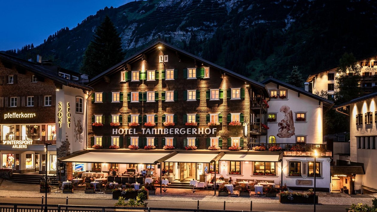 Hotel Tannbergerhof bei Nacht Außenansicht des Hotel Tannbergerhof nachts, erleuchtet und umgeben von den Alpen
