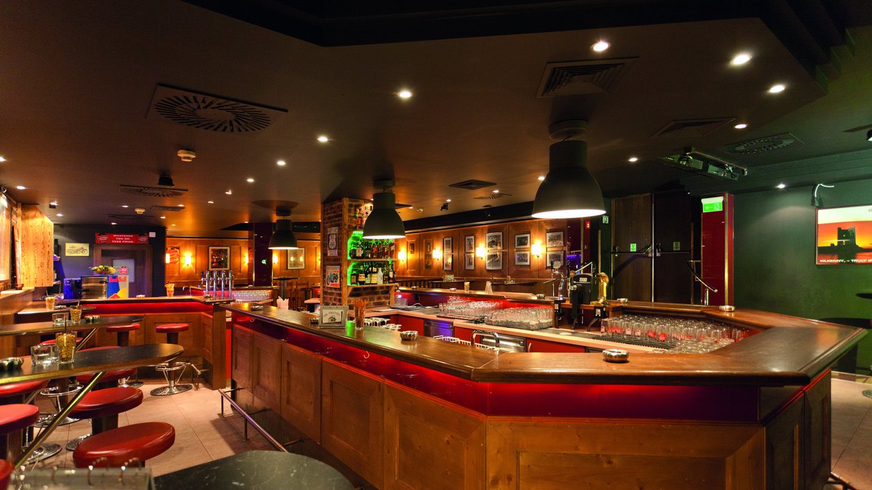 Feierliche Atmosphäre im Tannberger Pub Gemütliche Partyatmosphäre im Tannberger Pub mit Gästen und Dekorationen zur Feier.