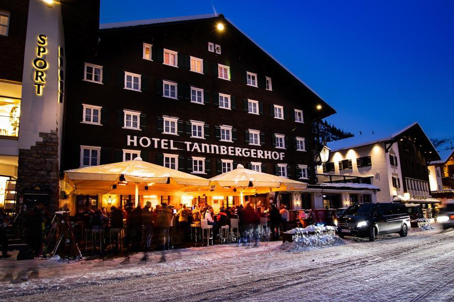 Hotel Tannbergerhof als einziges Ski In Ski Out Hotel im Ortszentrum von Lech Hotel im Winter mit einer Bar im Außenbereich