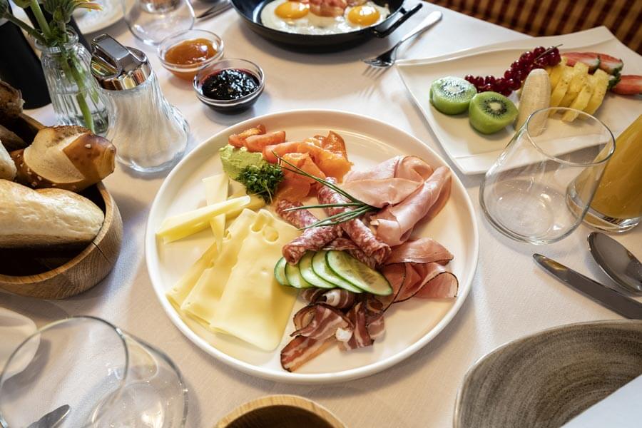 Frühstückserlebnis mit Käse und Wurst Frühstücksteller mit Schinken, Käse, Salami, Lachs, Gurken und Brot im Tannbergerhof in Lech © Foto Lehmann