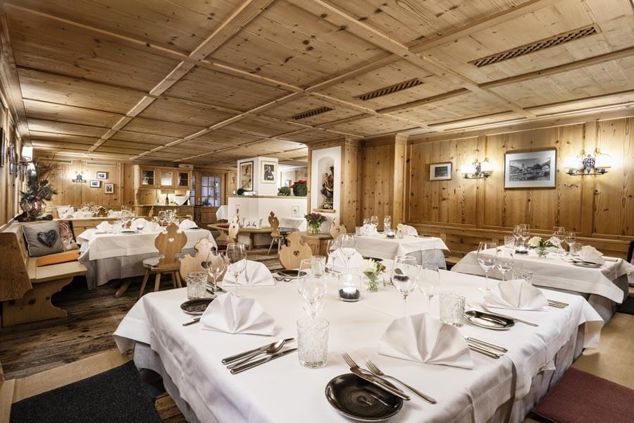 Saisonale Schmankerl und Höhepunkte im Restaurant Martinstüberl Ein rustikal eingerichtetes Restaurant aus Holz, mit weißen Tischdecken © Foto Lehmann