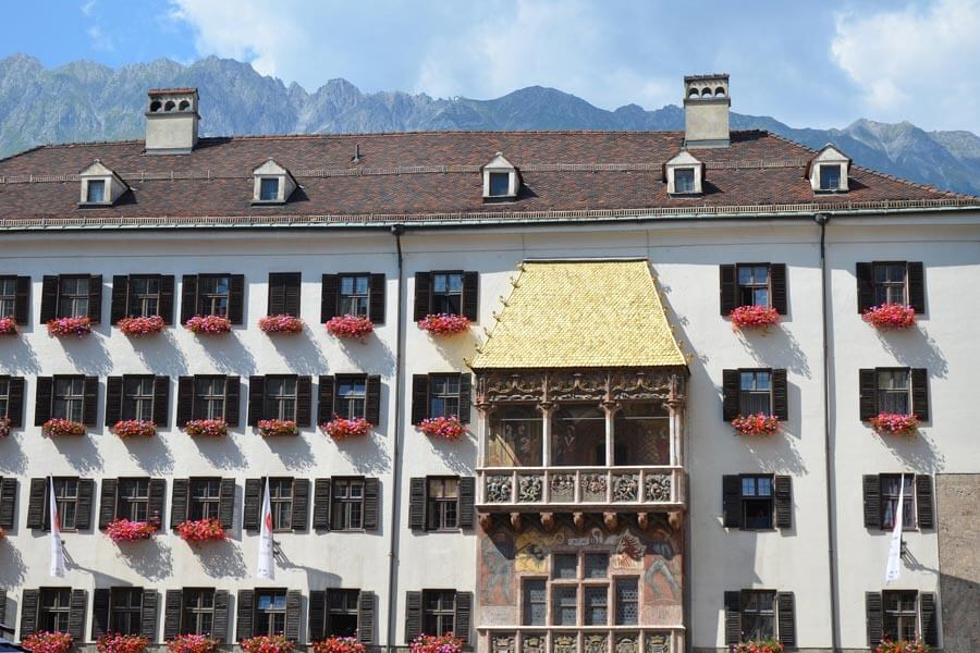 Entdecken Sie die Städte in Vorarlberg und Tirol Blick auf das Goldene Dachl in Innsbruck