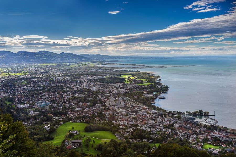 Einzigartige Ausflüge mit der Familie erleben Panorama von Bregenz und dem Bodensee im Sommer