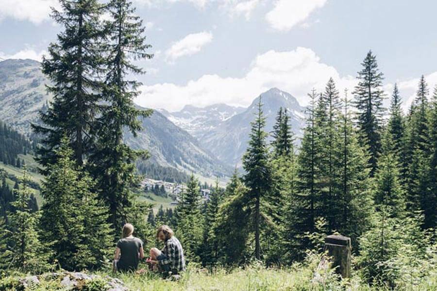 Lustige Wanderungen für die ganze Familie Natürliche Tannenwälder und herrliche Aussicht beim Wandern am Arlberg