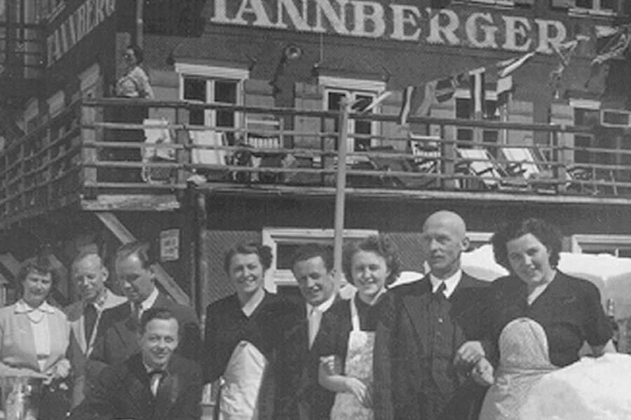 Hotelgründer des Hotels Tannbergerhof Ein altes schwarz-weiß Bild, worauf viele Menschen zu sehen sind und ein Ehepaar im Mittelpunkt steht, die Hoteleigentümer