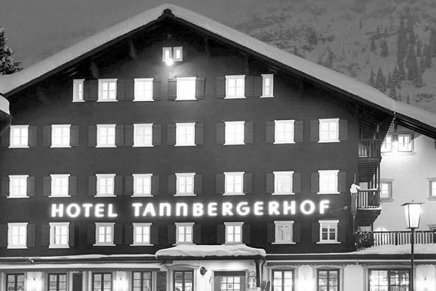 Geschichte & Philosophie des 4*Hotels am Arlberg Ein altes schwarz-weiß Bild, welches das Hotel Tannbergerhof im Winter zeigt.