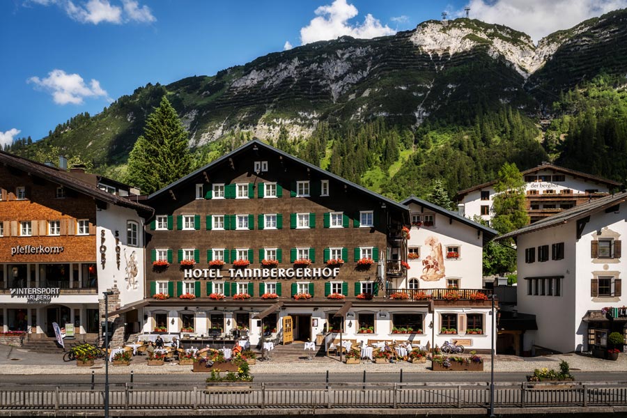 Alpine Faszination am Tannbergerhof Das Hotel Tannbergerhof in Lech am Arlberg mit der Tiroler Bergkulisse im Hintergrund