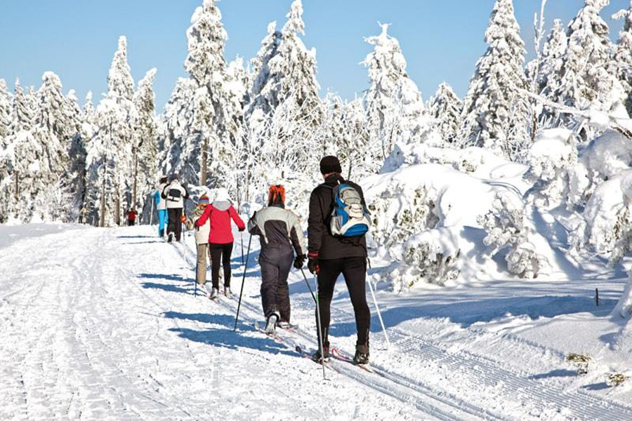 Langlaufen im Winterurlaub in den Alpen Langlaufen im Sonnenschein in den Region rund um den Arlberg