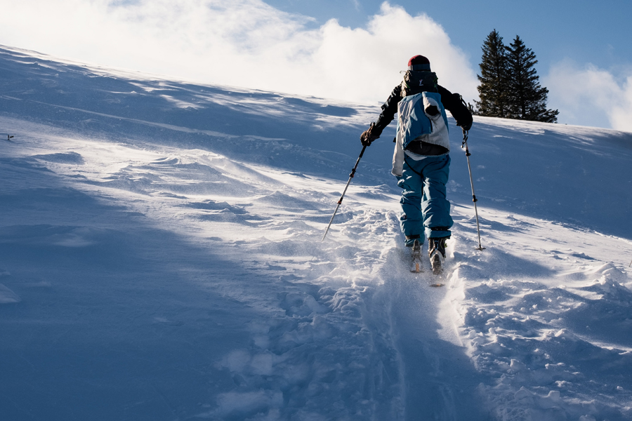 Perfekte Gelände für abwechslungsreiche Skitouren Skitourengeher auf dem Weg zum Startpunkt