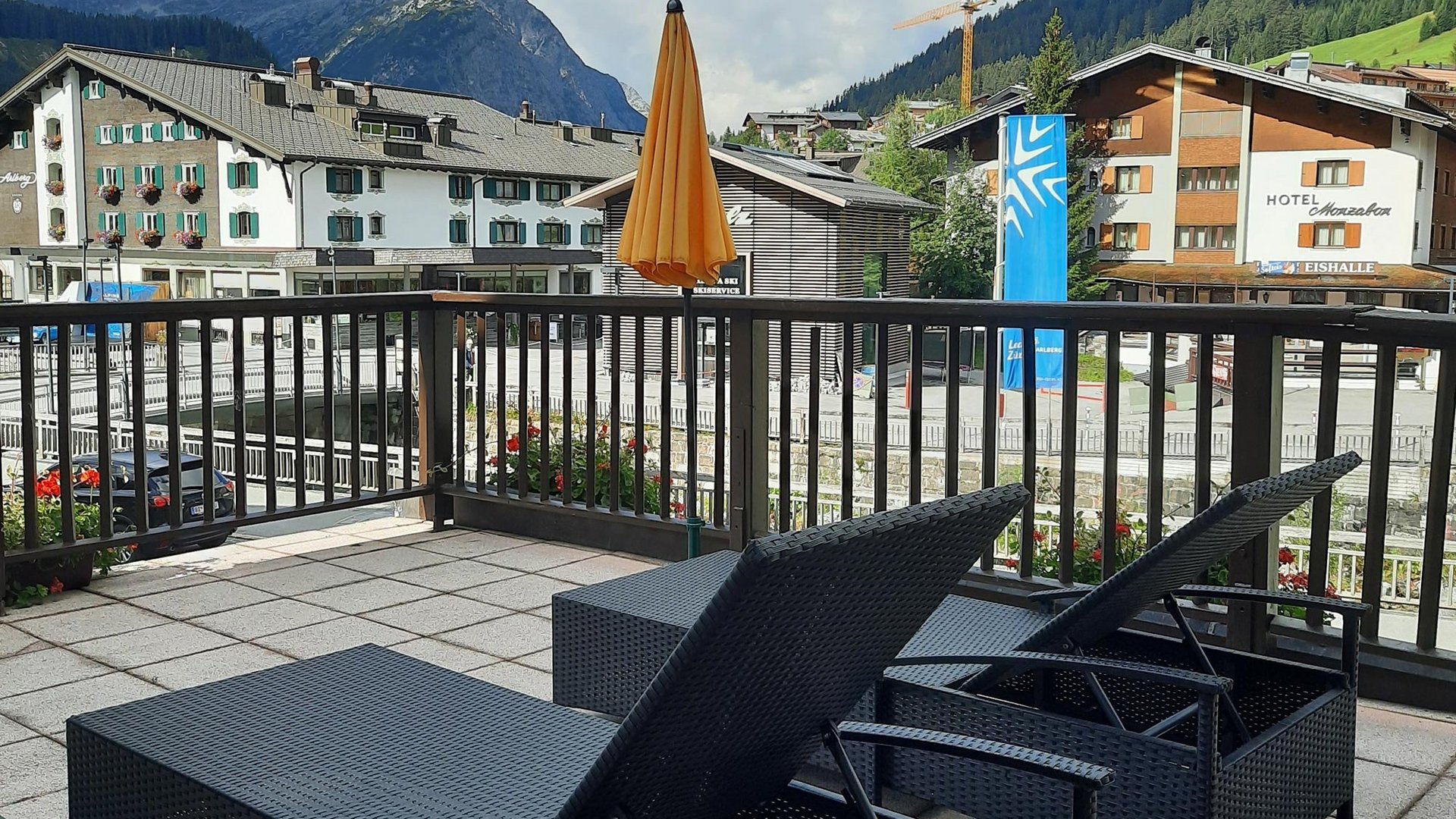 Balkon mit Bergblick Balkon mit zwei Liegestühlen und Blick auf die Berge und das Hotelgelände im Hintergrund