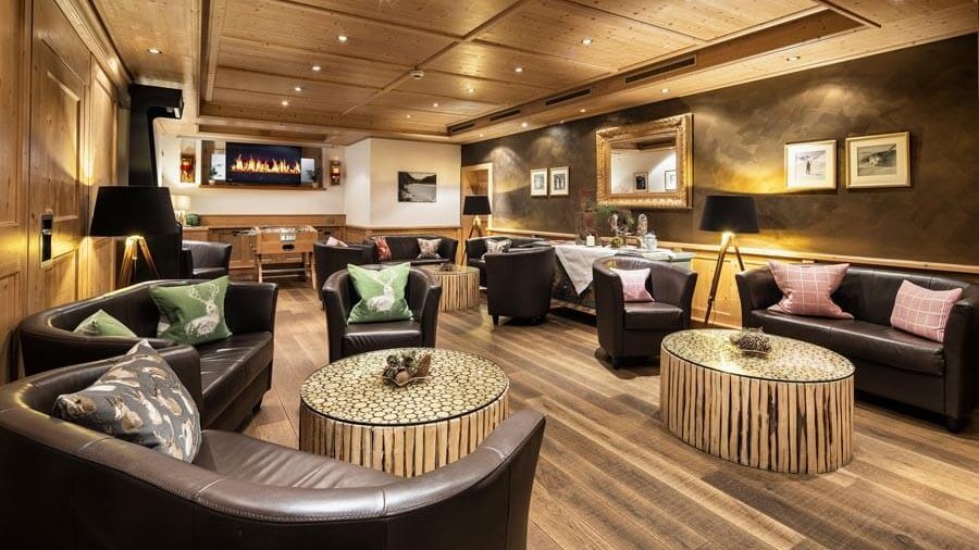 Stilvolle Lounge mit modernem Design Gemütliche Lounge mit Ledersesseln und Holztischen in warmen Farbtönen. Modernes Interieur.