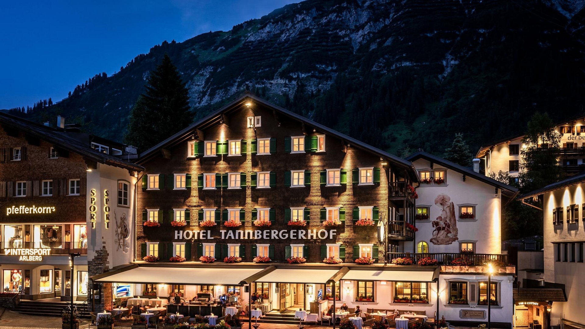 Hotel Tannbergerhof bei Nacht Außenansicht des Hotel Tannbergerhof nachts, erleuchtet und umgeben von den Alpen