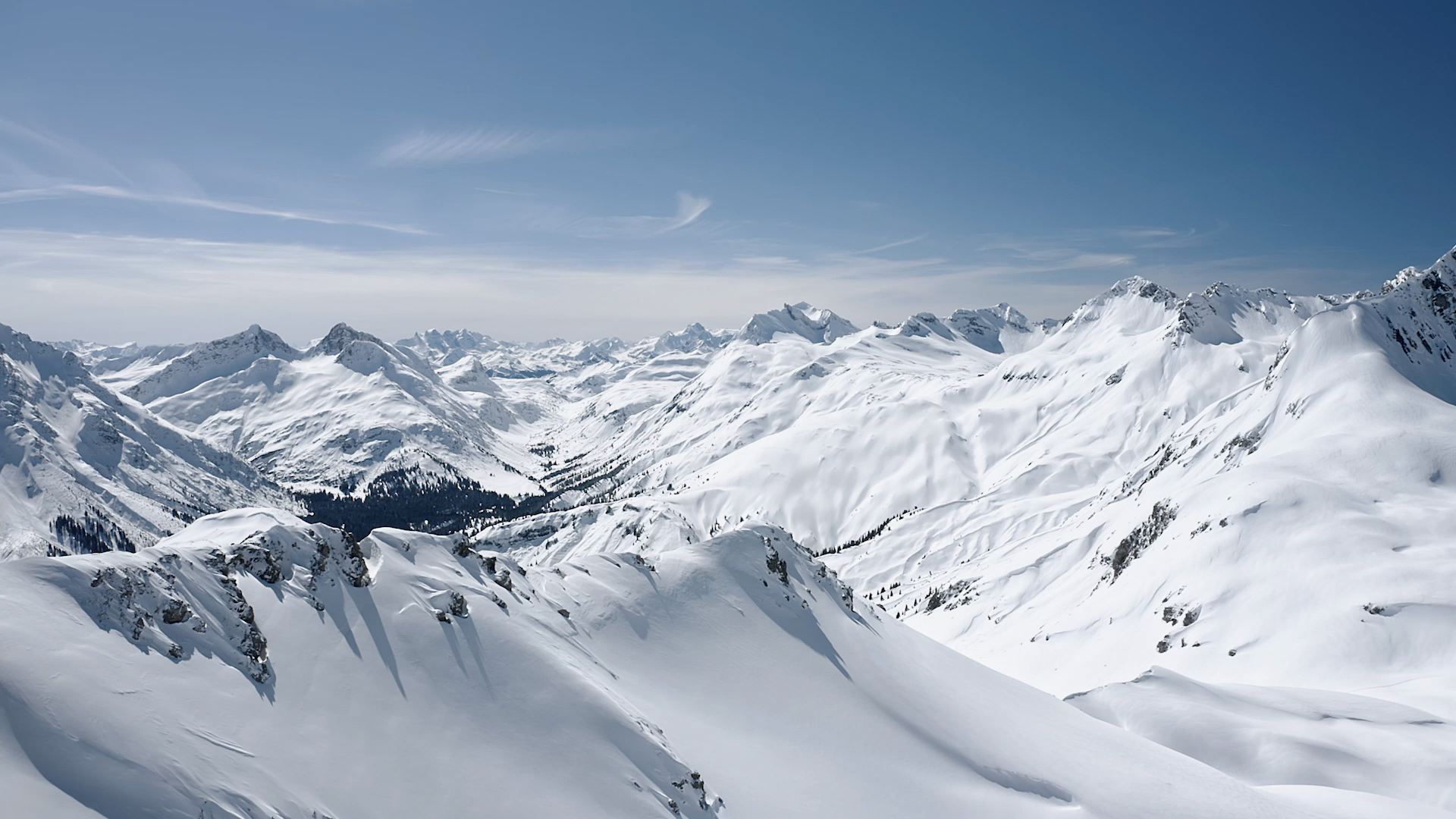 Schneebedeckte Berglandschaft im Arlberg Weite winterliche Landschaft mit schneebedeckten Bergen und klarem blauen Himmel